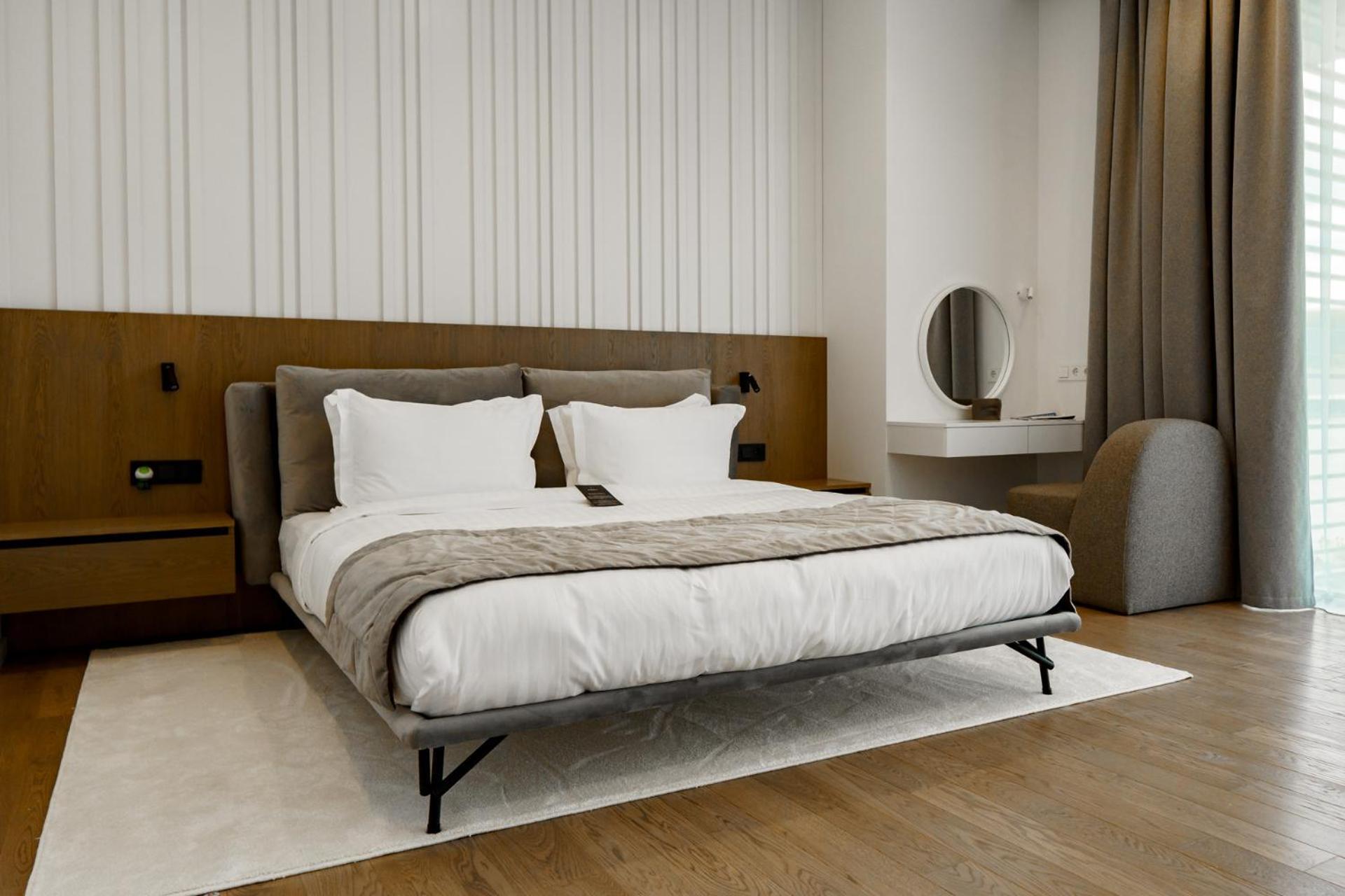 Emily Resort Lviv Buitenkant foto A bedroom